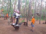 Klasa 4b na zajęciach sportowo-sprawnościowych w Parku Linowym